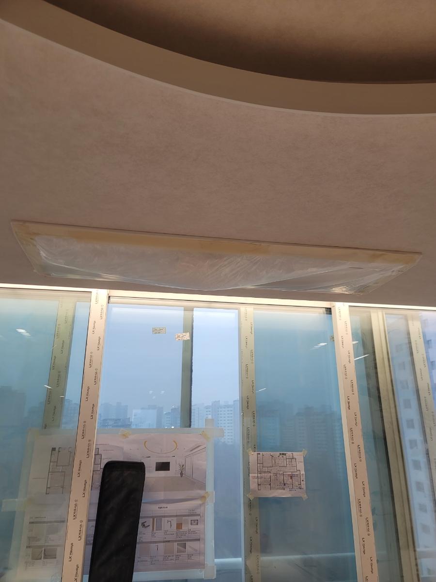 평면도를 확인하며 진행되는 정밀한 배관 작업