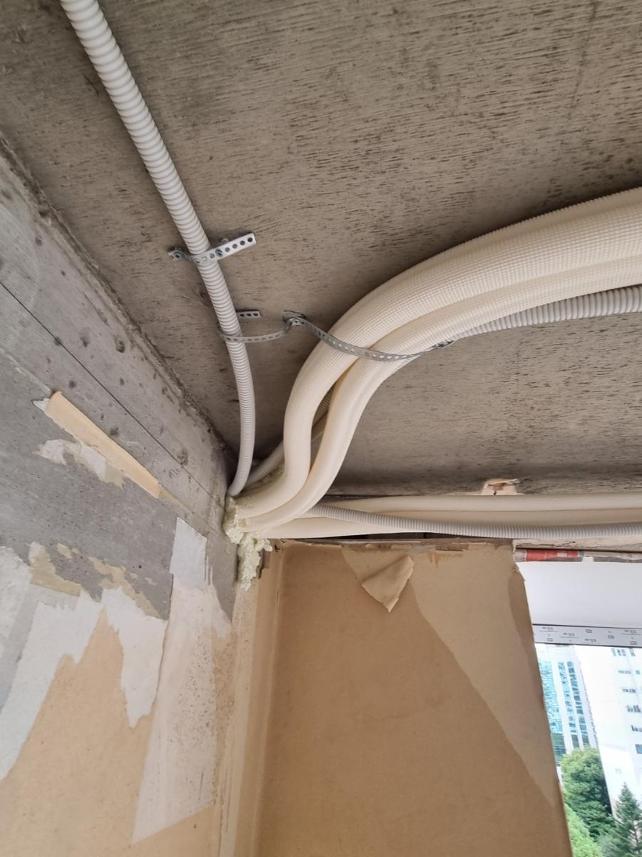 베이스라인이 고정된 천장 PVC 파이프
