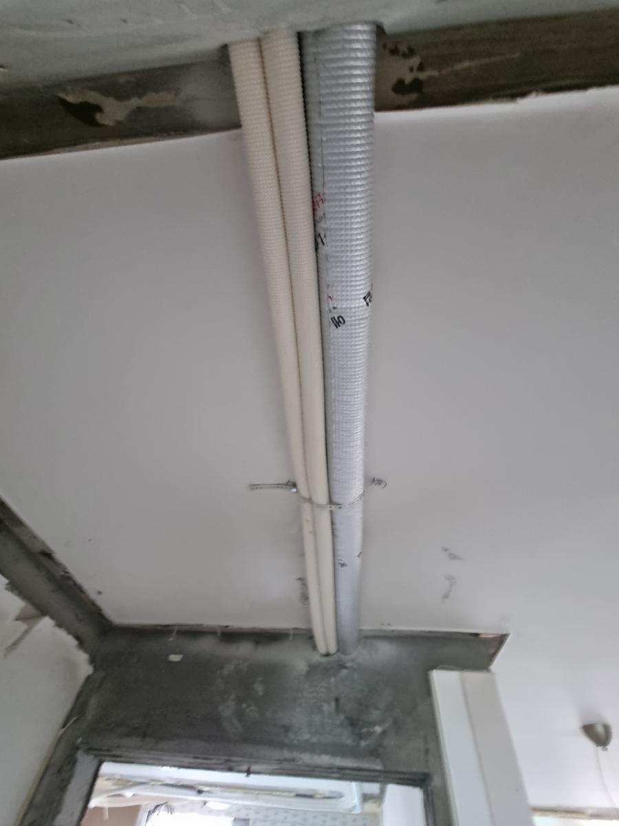 묶음 상태로 고정된 백색 PVC관과 은색 보호관