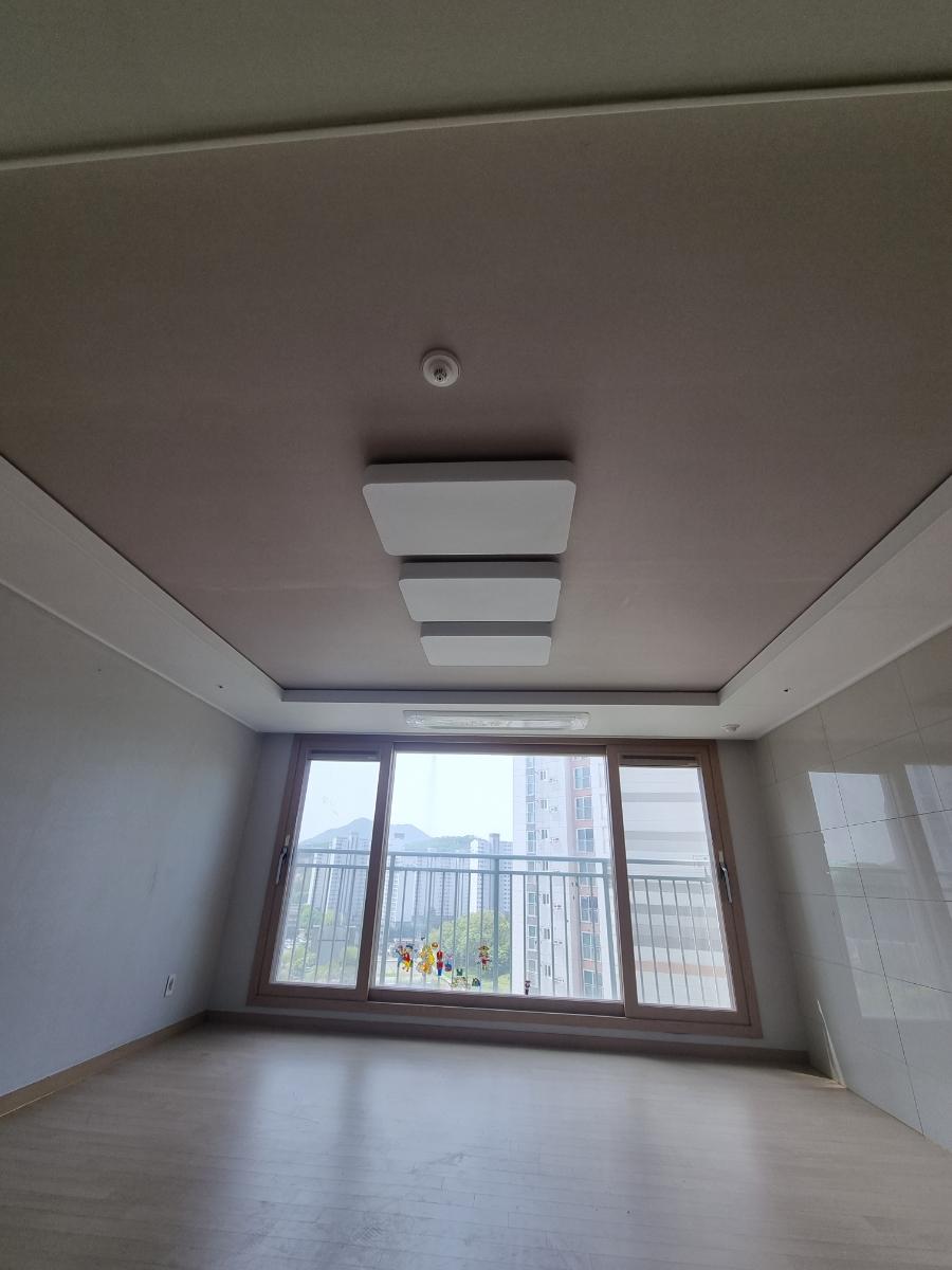 나무 프레임 창문과 목재 바닥이 있는 빈 방