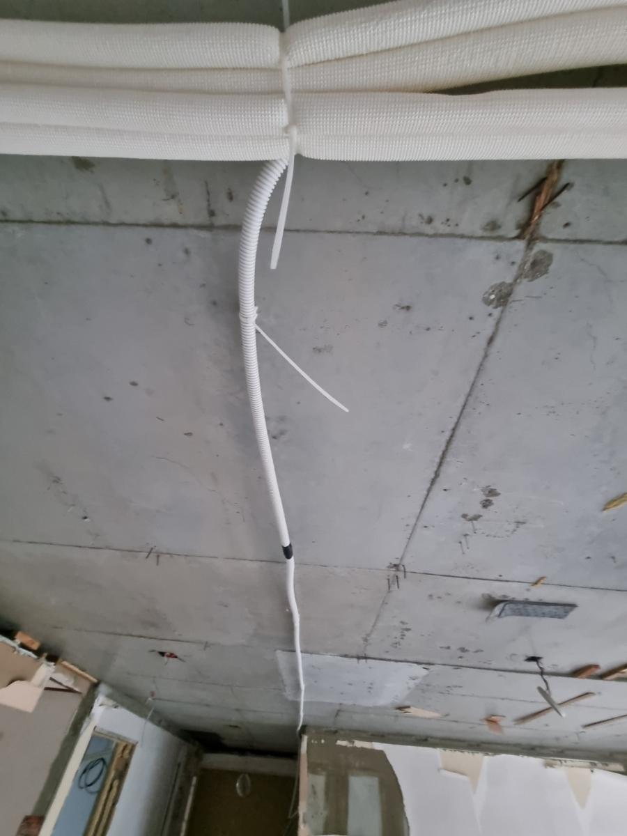 천장에 고정된 흰색 PVC 파이프