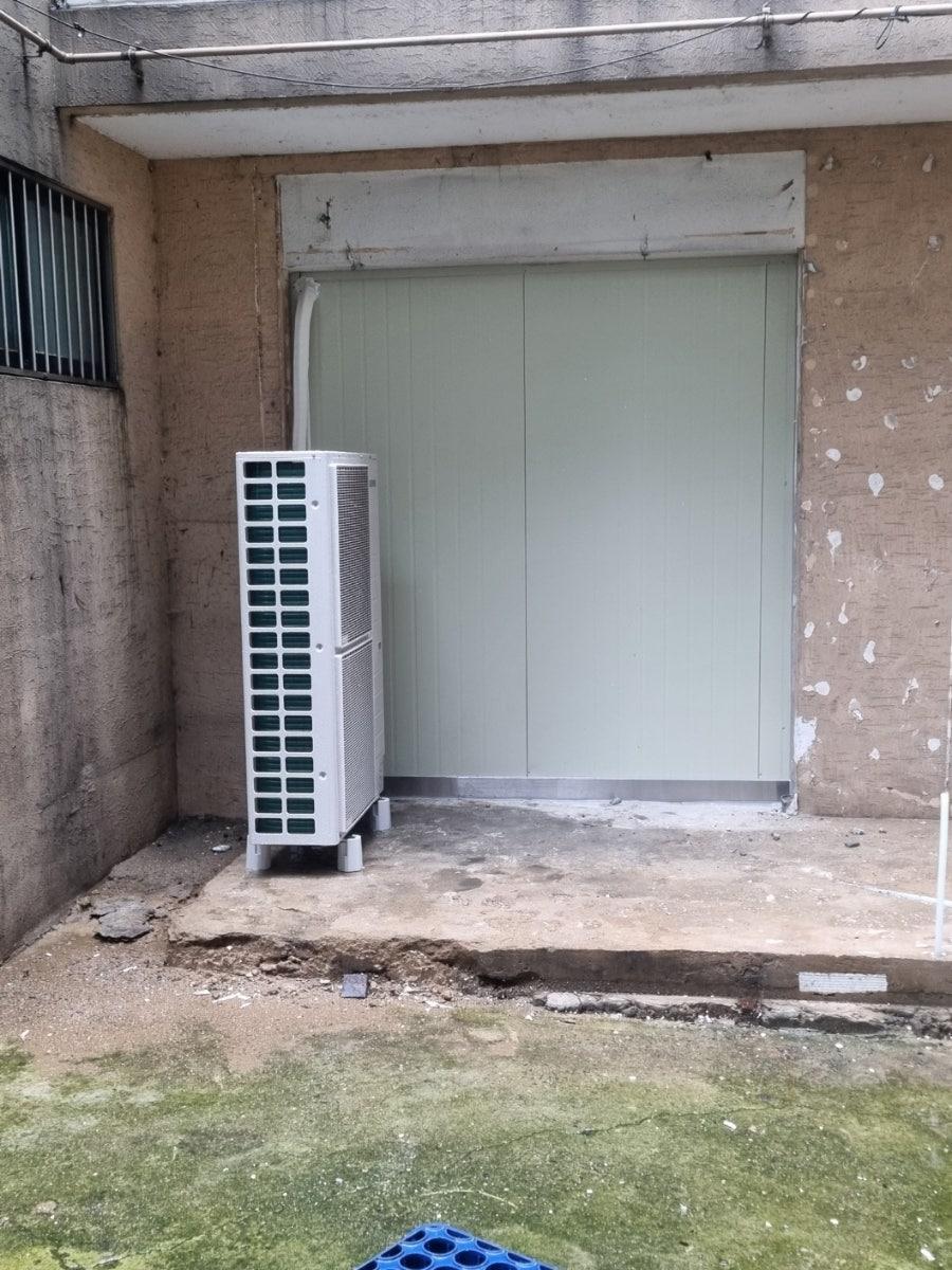 녹색 문 옆에 부착된 흰색 공기순환기
