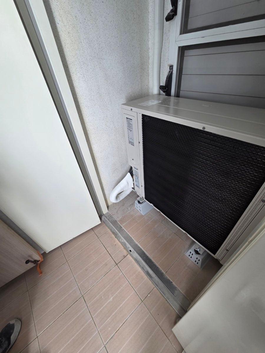 타일 바닥과 문 주변까지 깔끔하게 정리된 작업 모습
