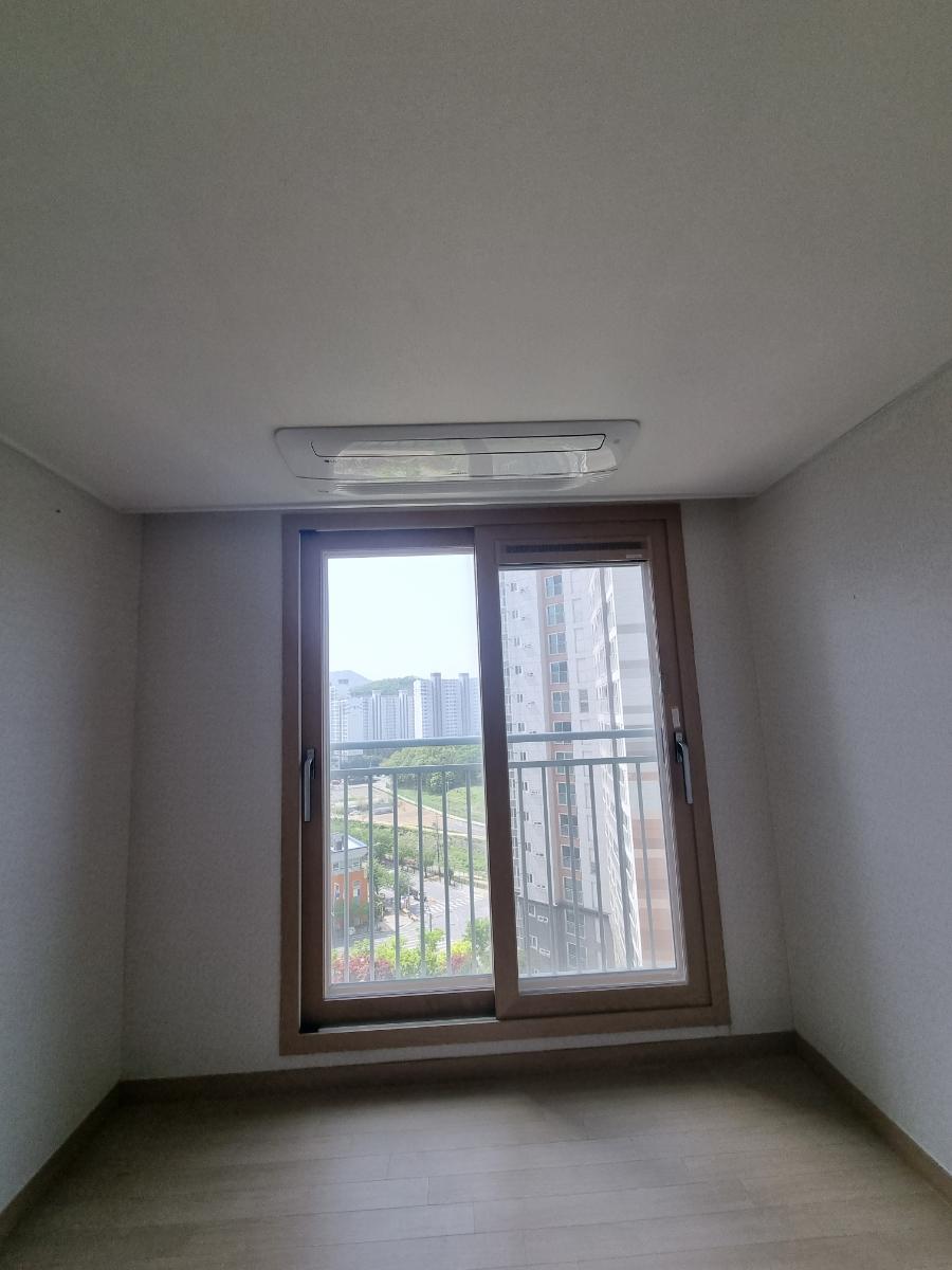 흰 벽과 목재 톤 바닥재가 어우러진 창가
