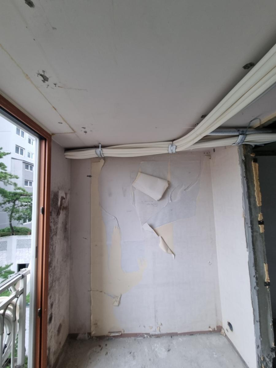 배관이 노출된 발코니 천장과 벽면
