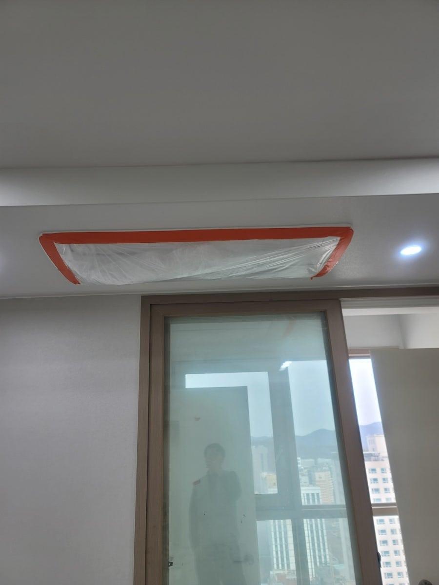 창문 주변 오염 방지를 위한 필름 작업