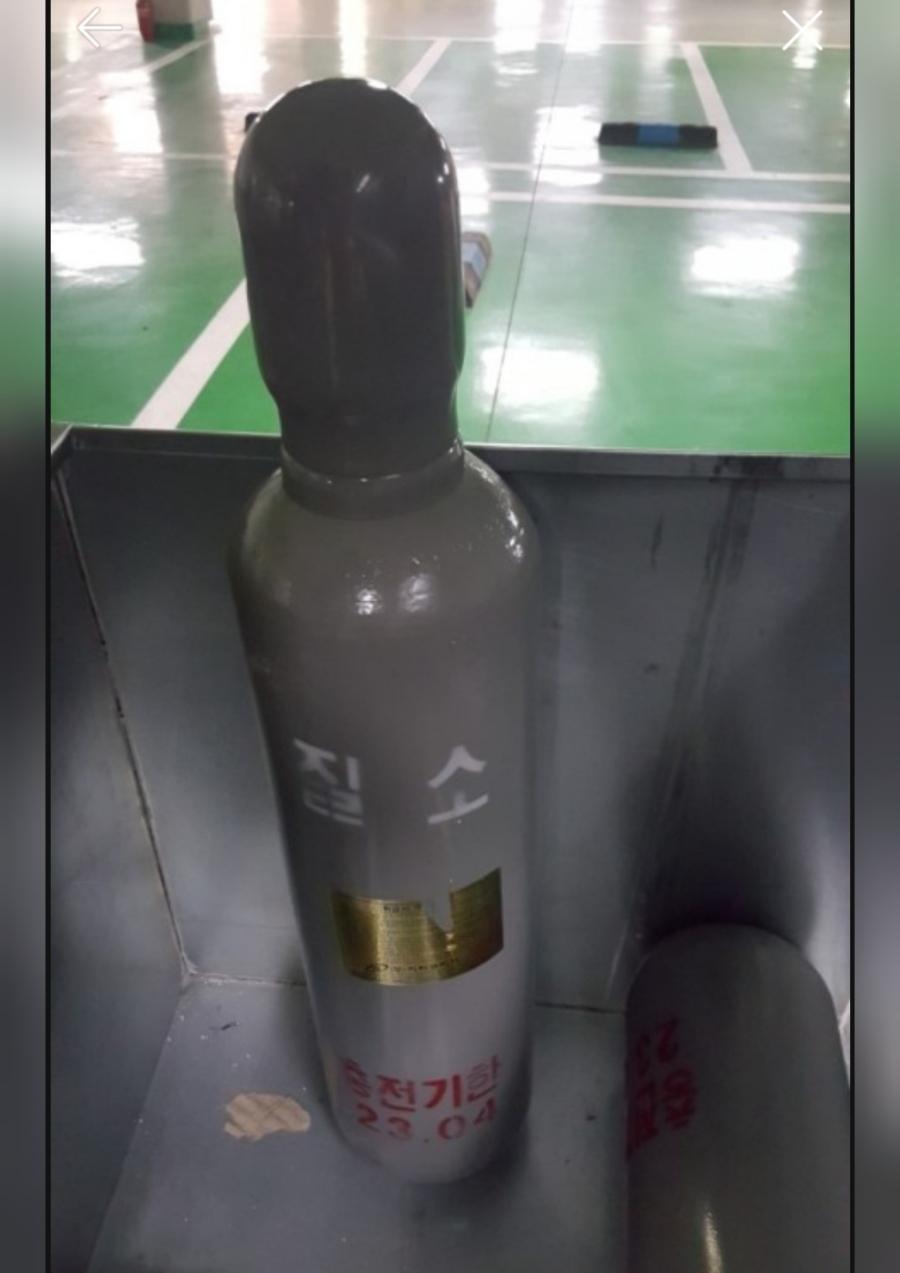 실내에 놓인 금속제 기체통
