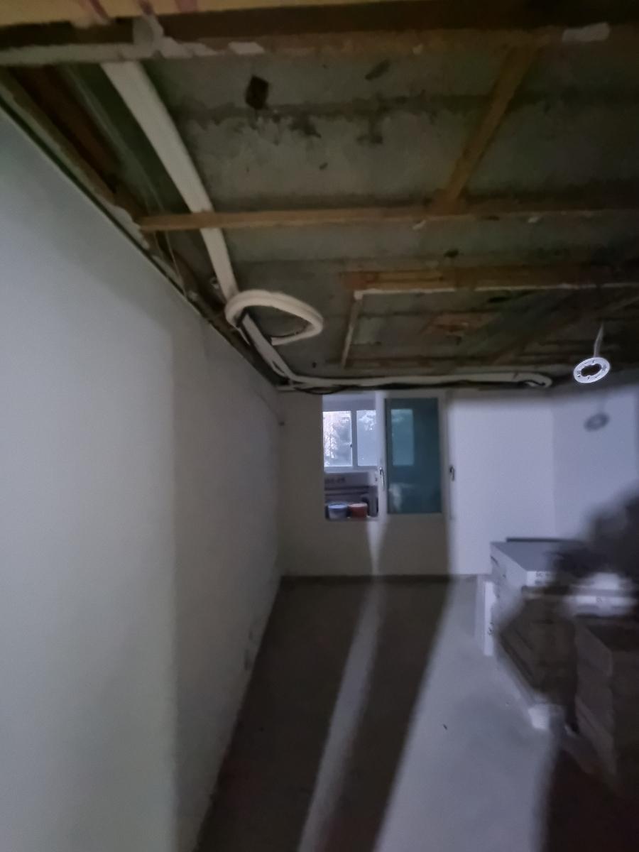 배관이 노출된 미완성 벽체 주변