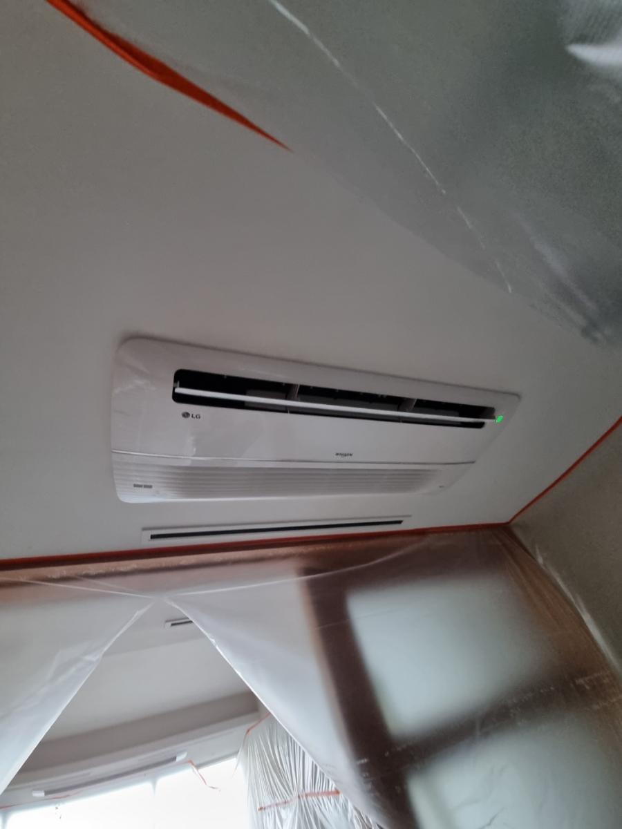 투명 필름으로 보호된 LG 벽걸이 에어컨
