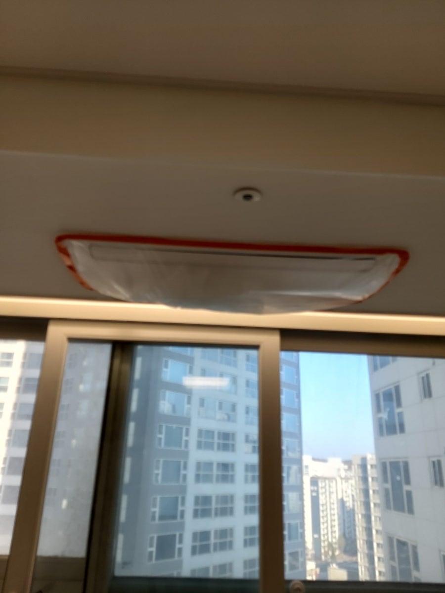 투명 필름으로 보호 중인 에어컨 설치 부위