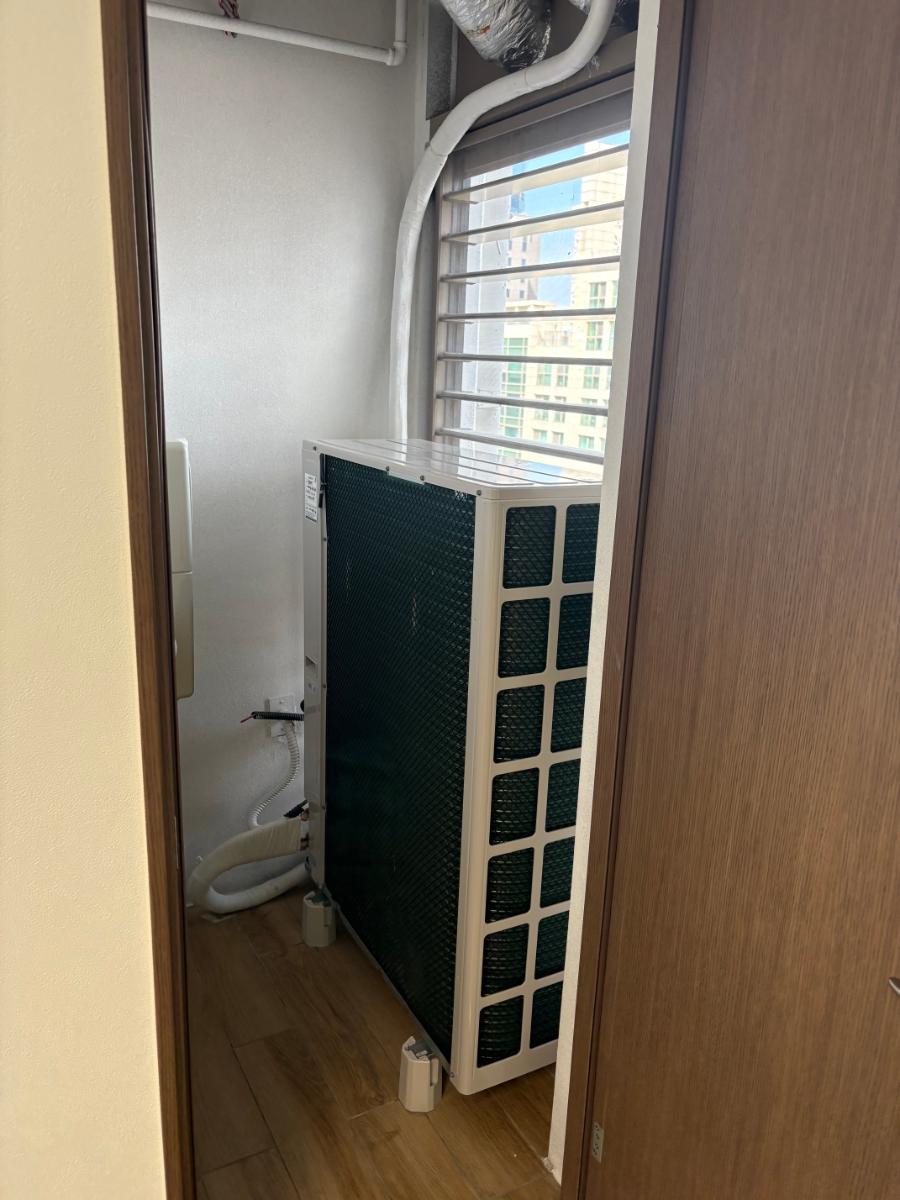 벽면과 바닥에 맞춰 깔끔하게 설치된 에어컨 배관
