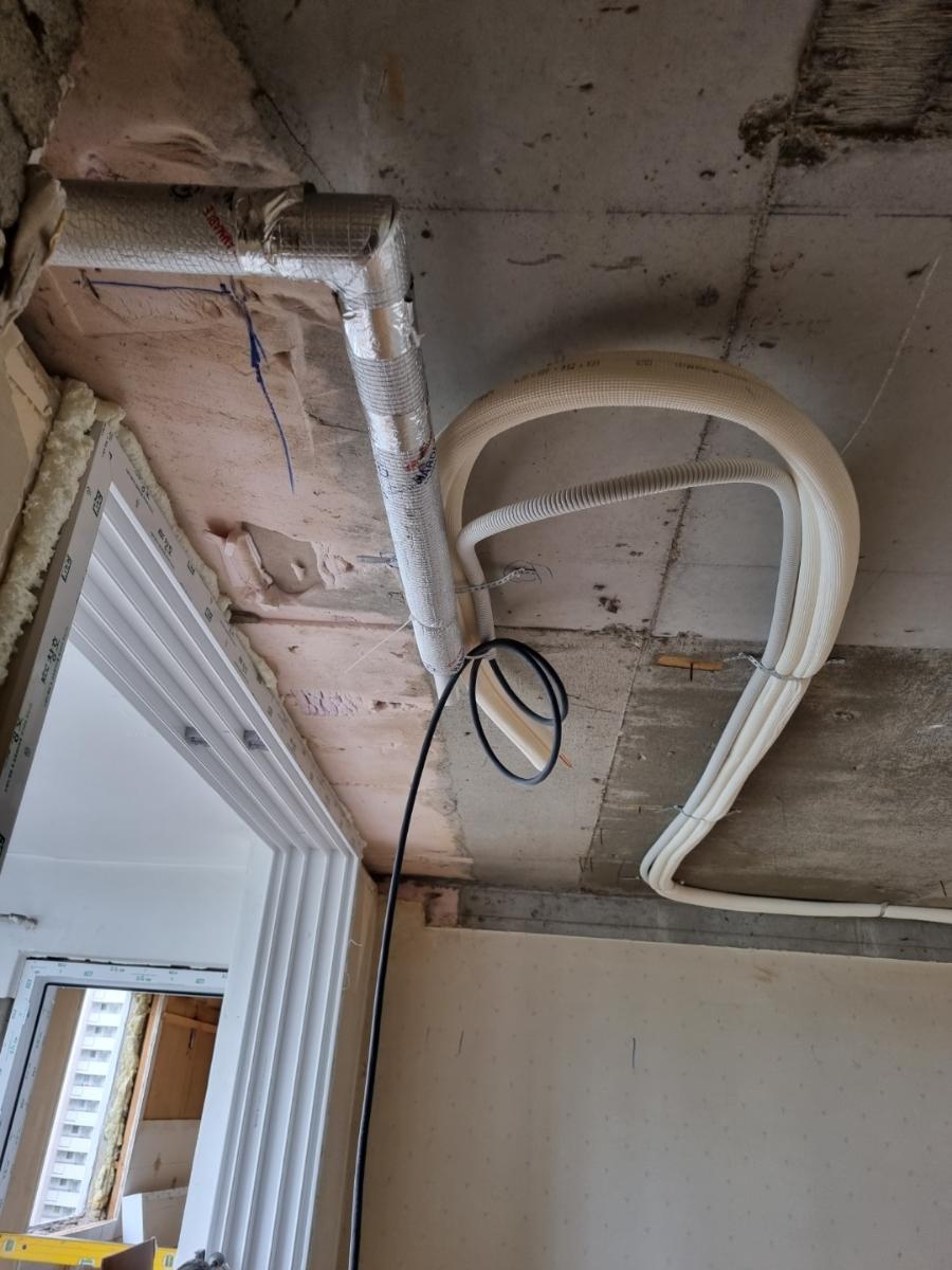 은색 알루미늄 보온관과 흰색 PVC 배관의 노출 상태