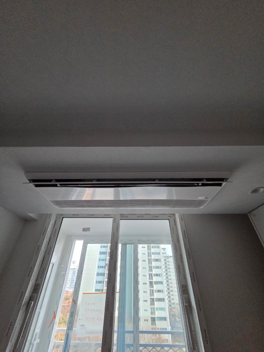 천정에 설치된 에어컨과 열린 창호