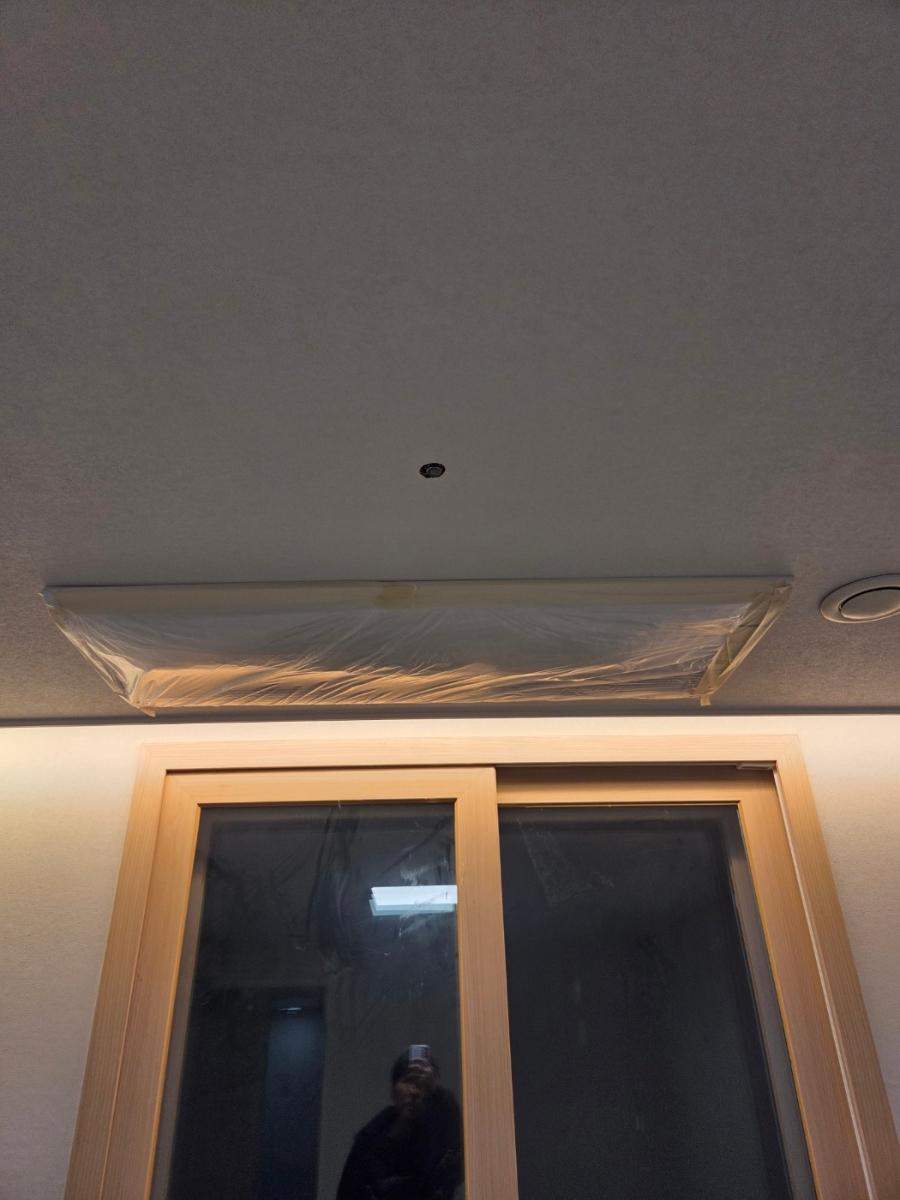 목재 프레임 창호와 투명 필름 구조물