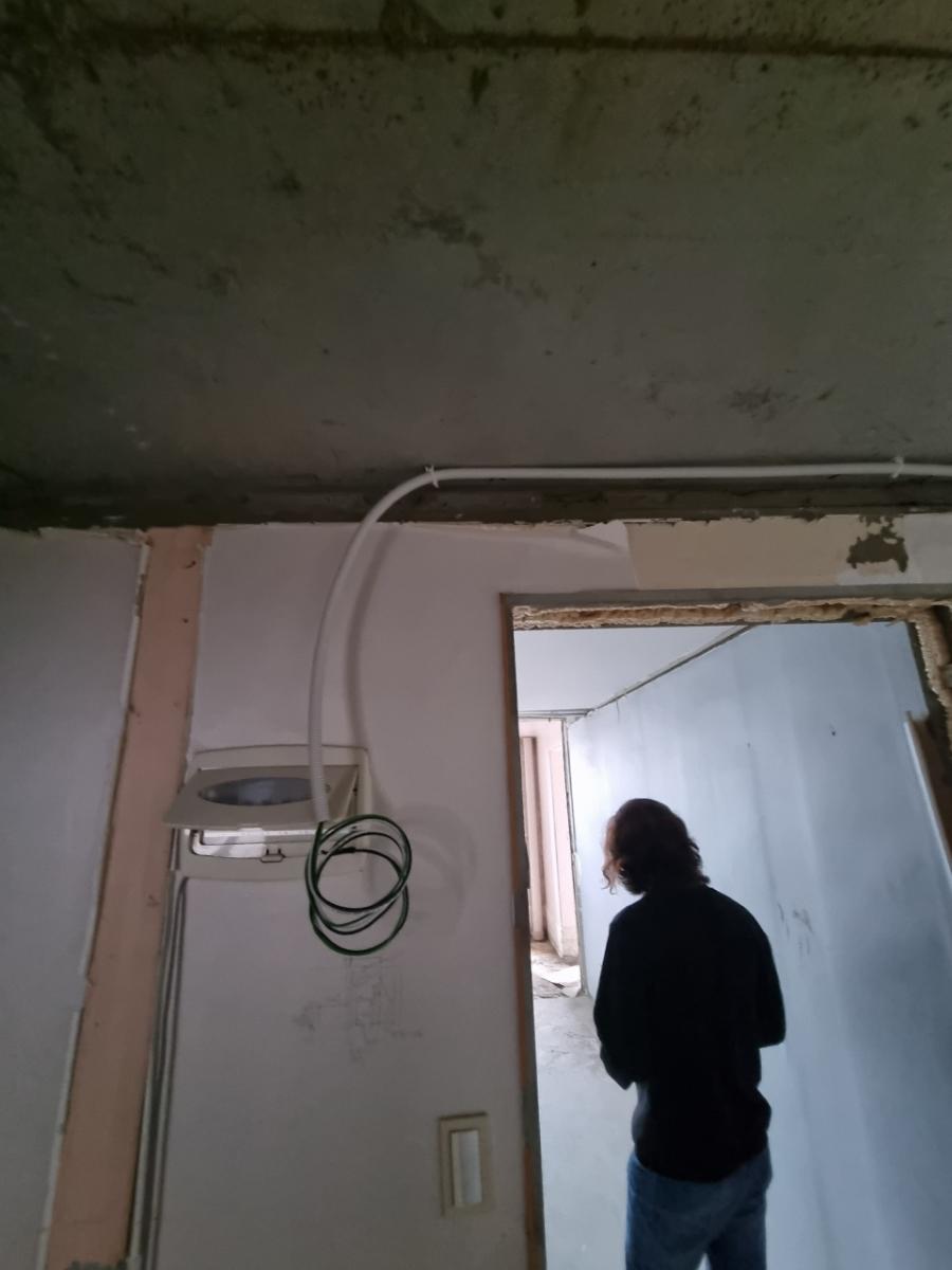 문 프레임이 보이는 복도의 공사 현장