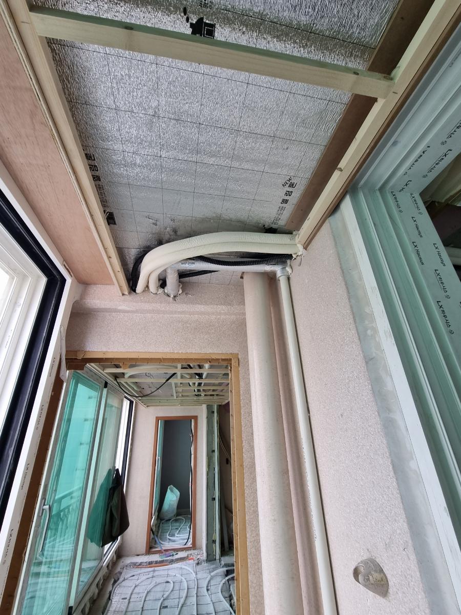 백색 PVC 파이프와 천장 단열재 및 목재 프레임