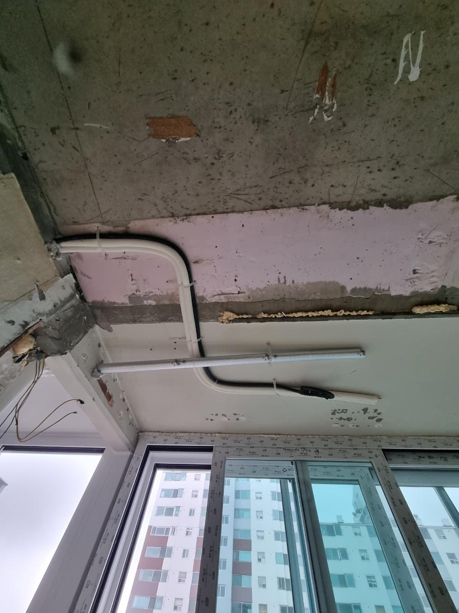 PVC 파이프와 전선이 노출된 천정 모습