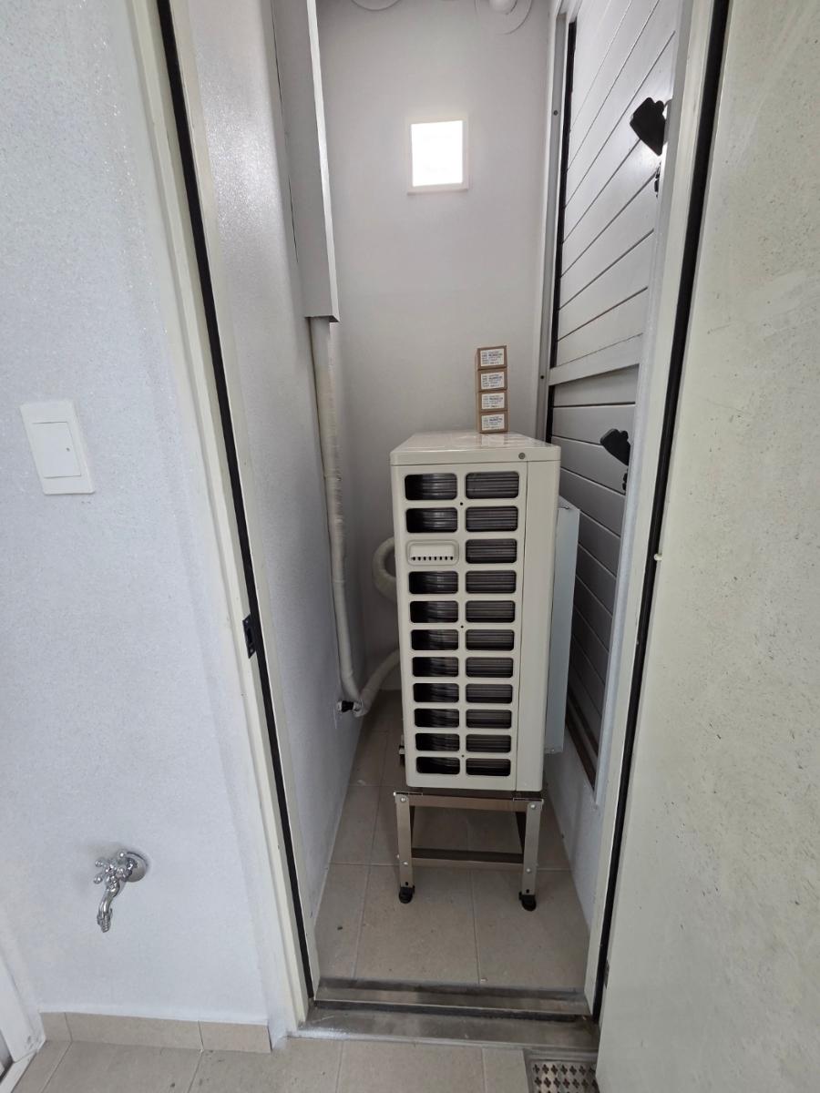 벽면에 설치된 공기순환기와 배관 라인