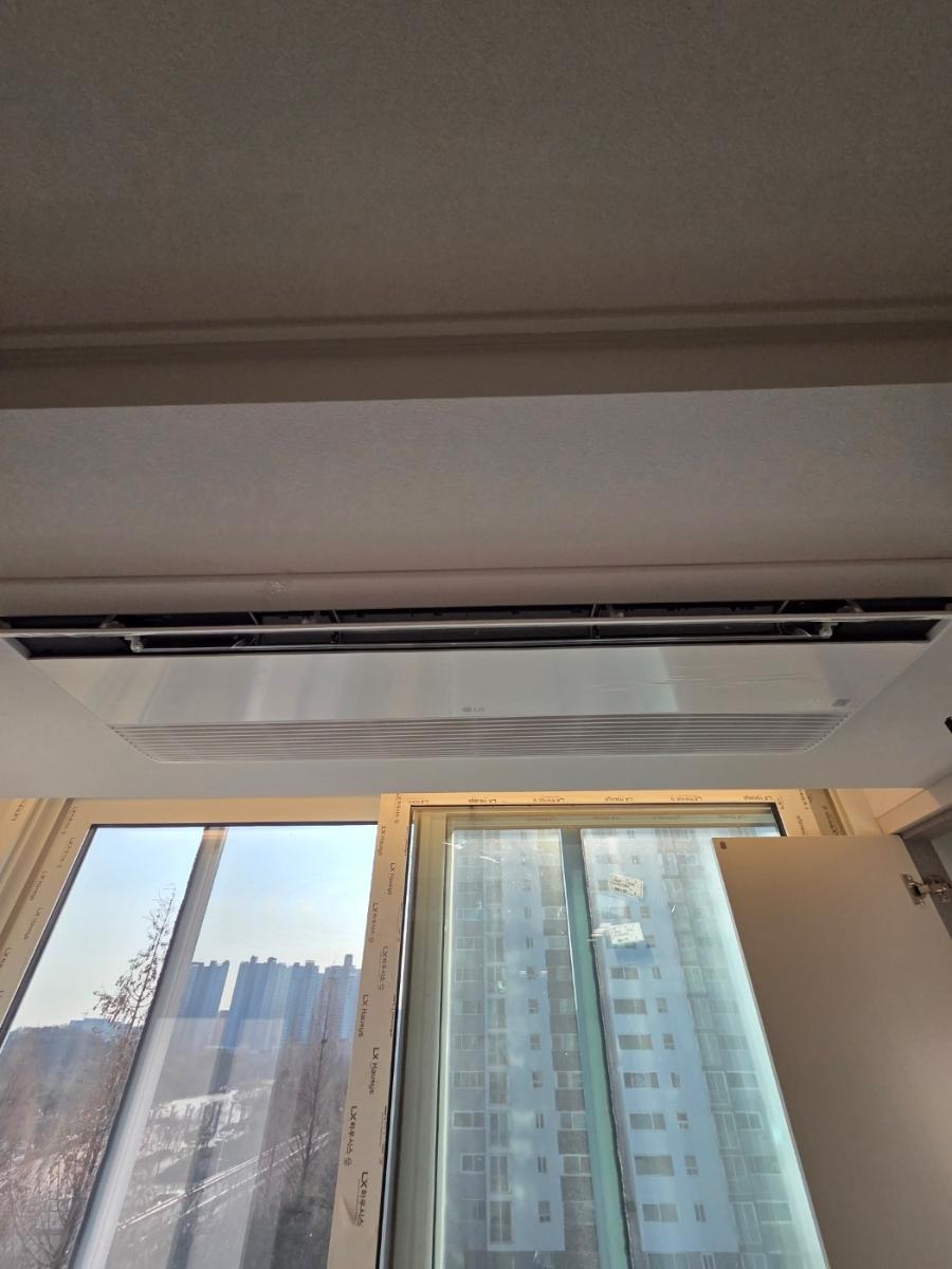 창가에 자리 잡은 LG 에어컨