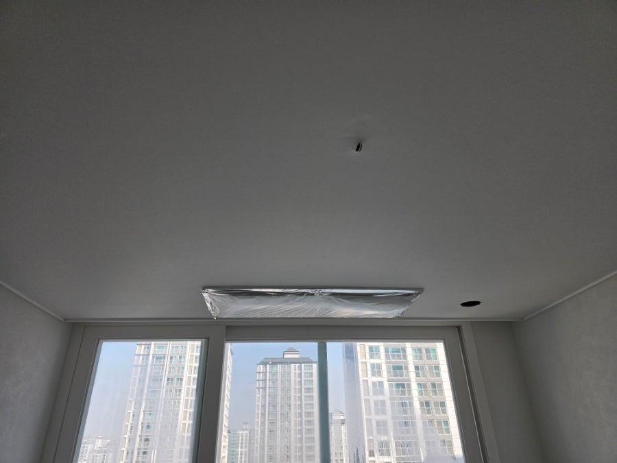 창가 쪽 마감 부위까지 놓치지 않는 디테일한 작업