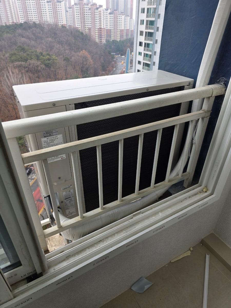 창가 쪽 에어컨과 배관 마무리 현장