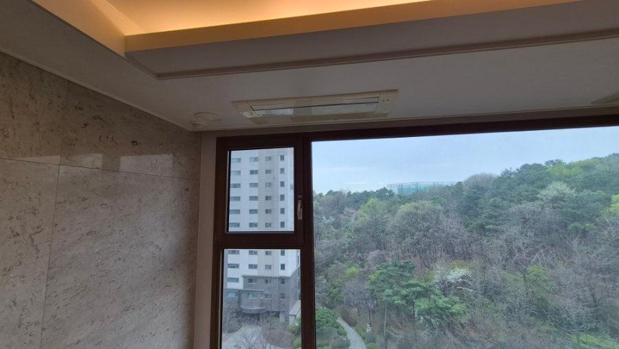 설치 완료 후 깔끔하게 마감된 창가 벽면