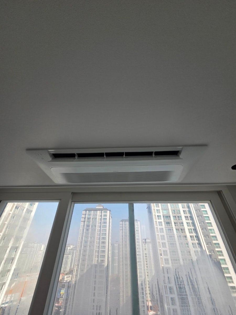 천장 내부 공기순환기 설치 작업 중