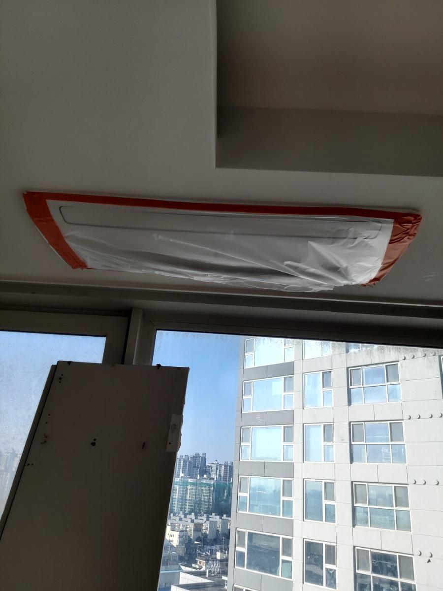 천장 마감 손상을 방지하기 위한 보호재 부착 상태