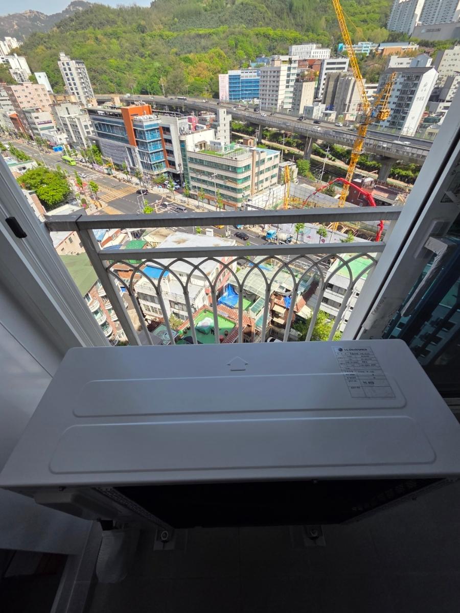 매립형으로 깔끔하게 정리된 안방 에어컨