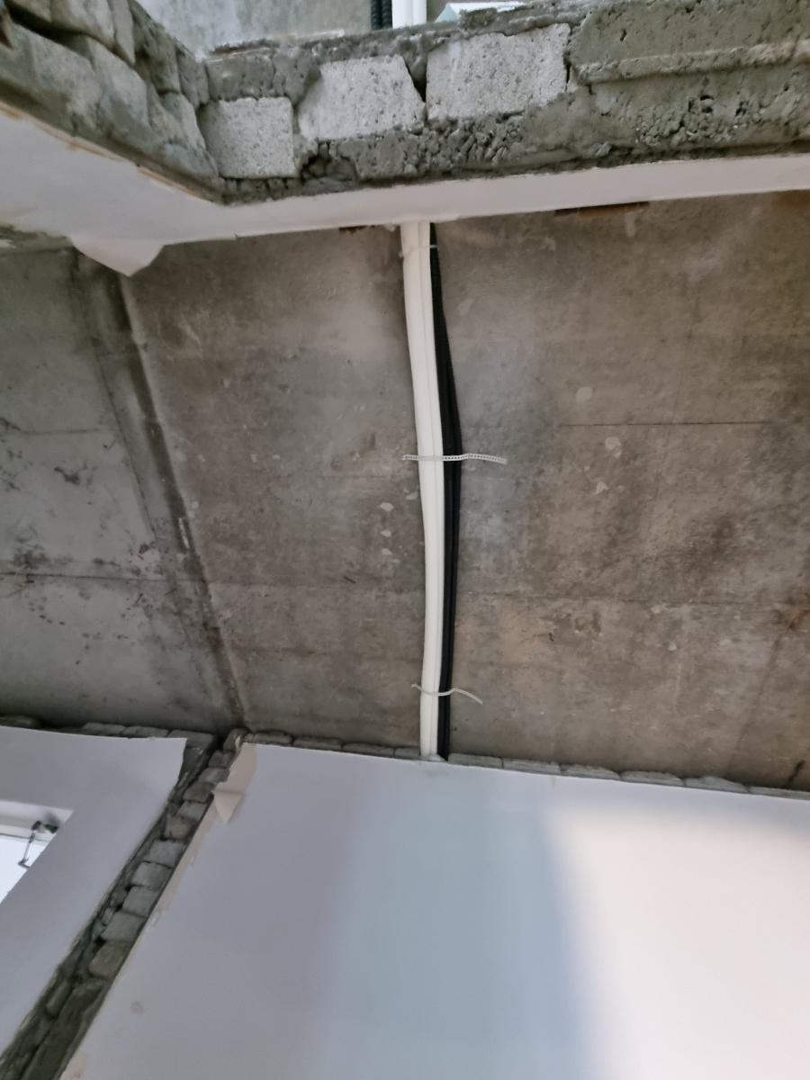 벽면에 고정된 흰색과 검은색 전선