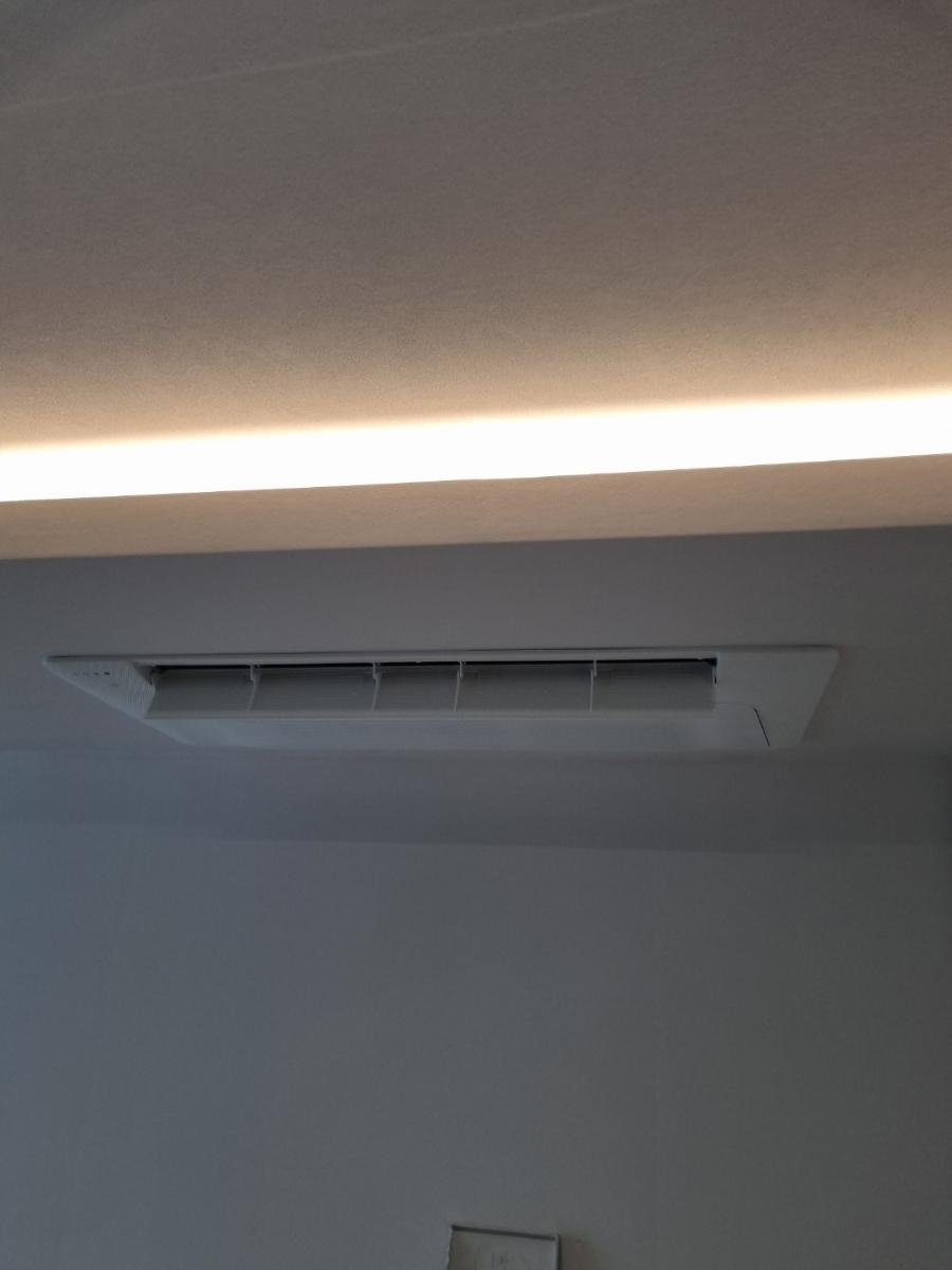 백색 LED 조명과 나란히 설치된 공기 순환 장치