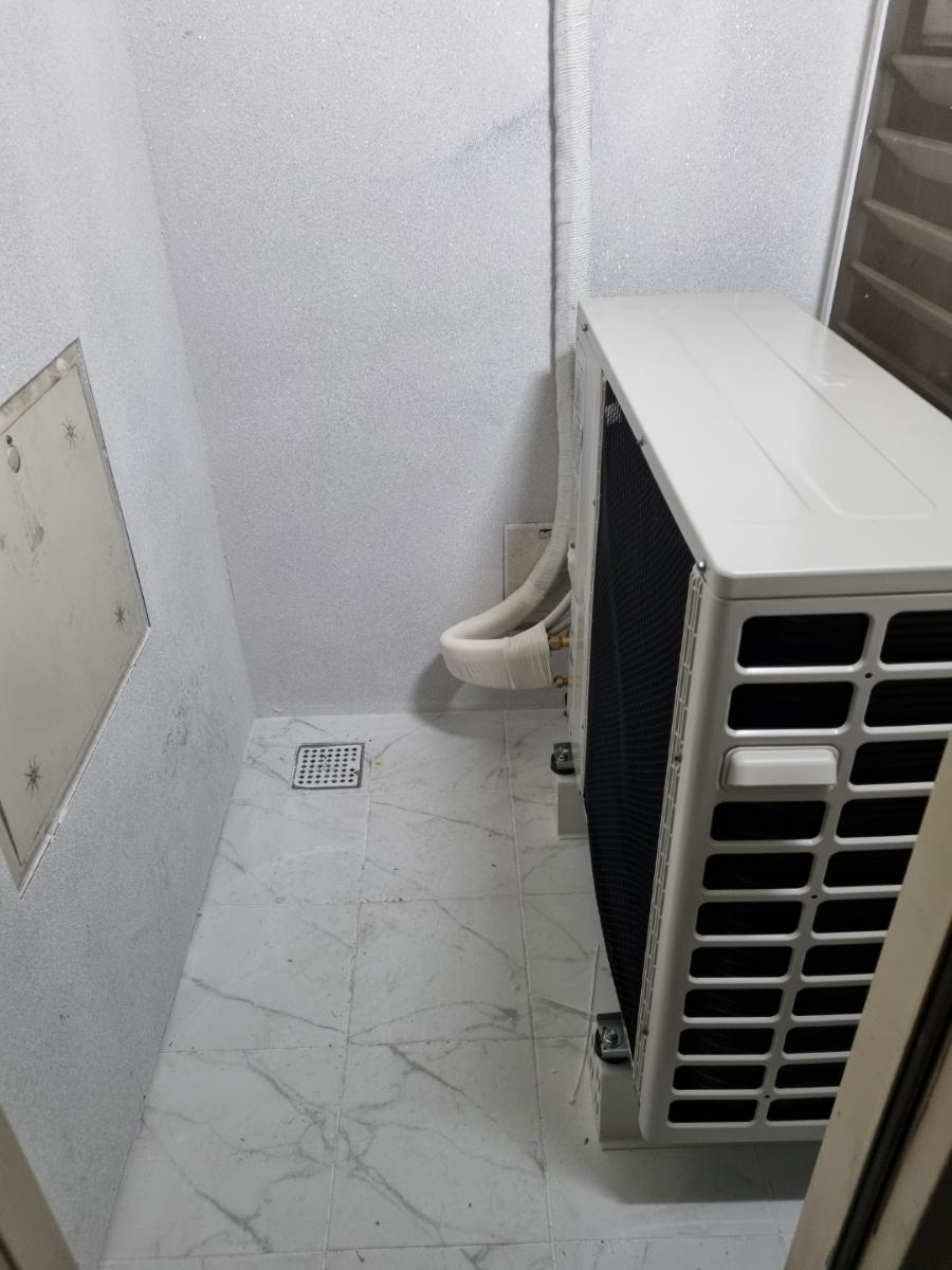 흰색 타일 바닥과 벽면에 설치된 에어컨 기기