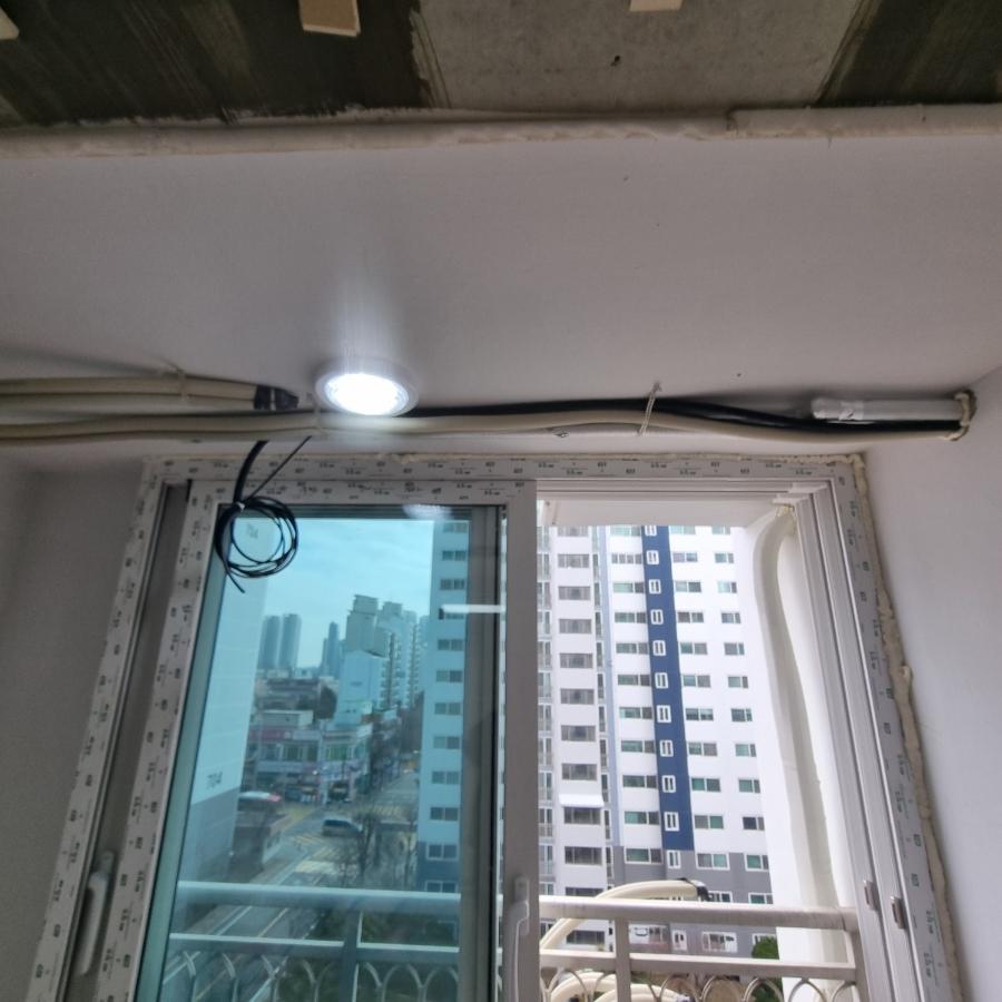 전기 배선과 창호 시설이 연결되는 과정
