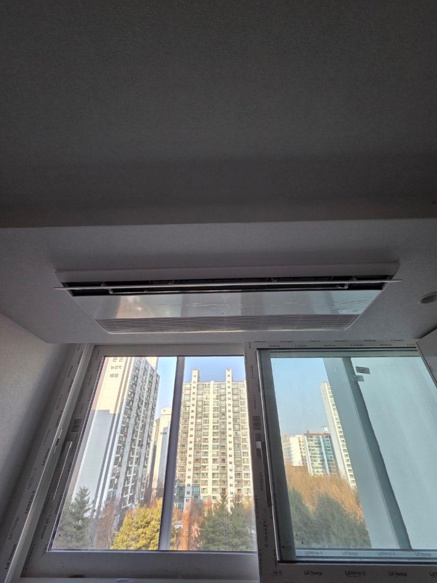 아파트 단지 풍경이 보이는 창가 에어컨