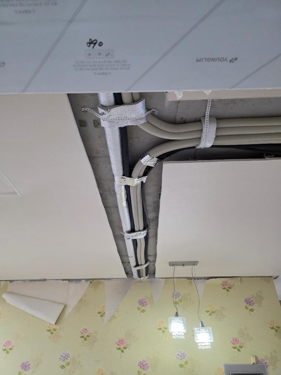 기존 천장과 자연스럽게 이어지도록 만드는 라인 작업