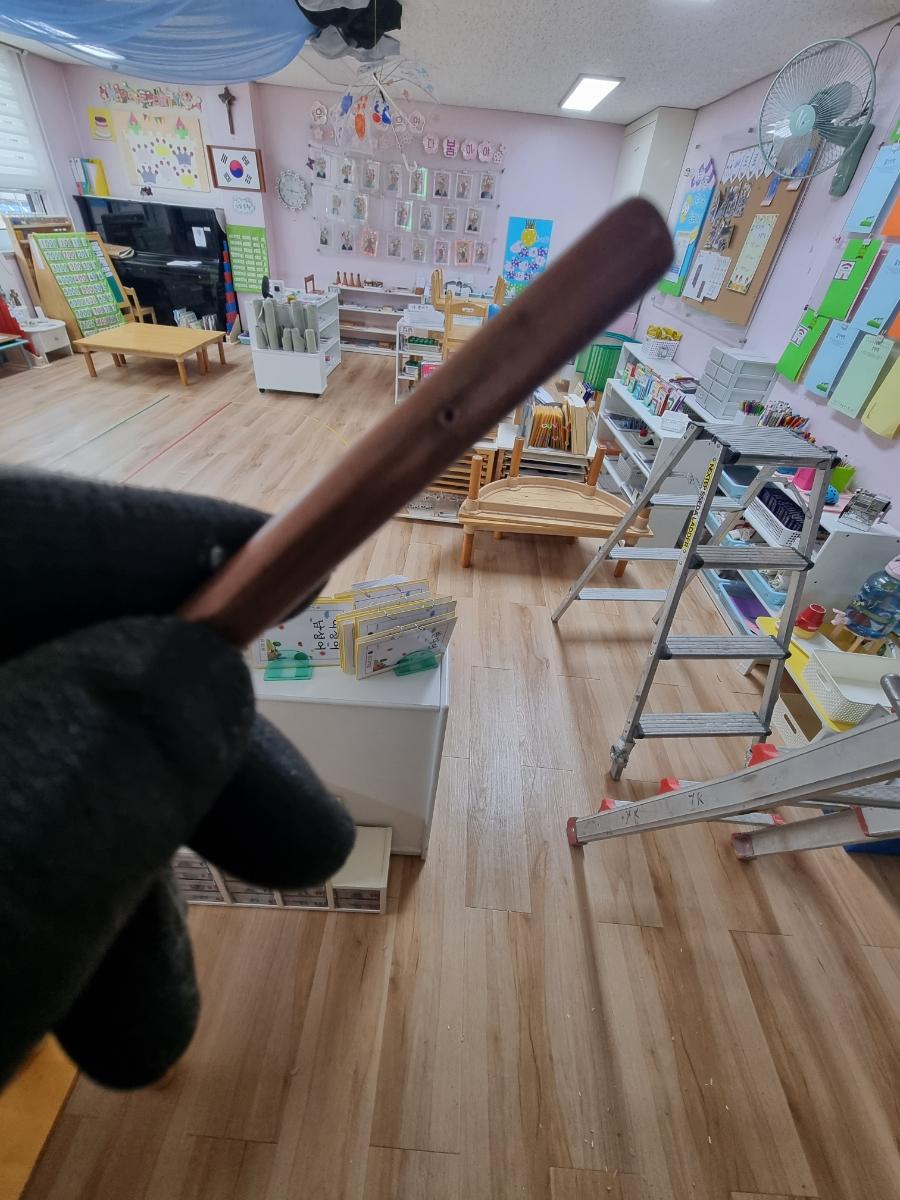 핑크색 벽지로 꾸며진 아이방