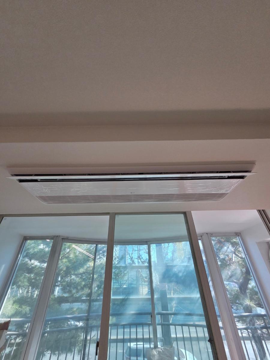 천장에 자리를 잡은 에어컨과 밝은 실내 공간
