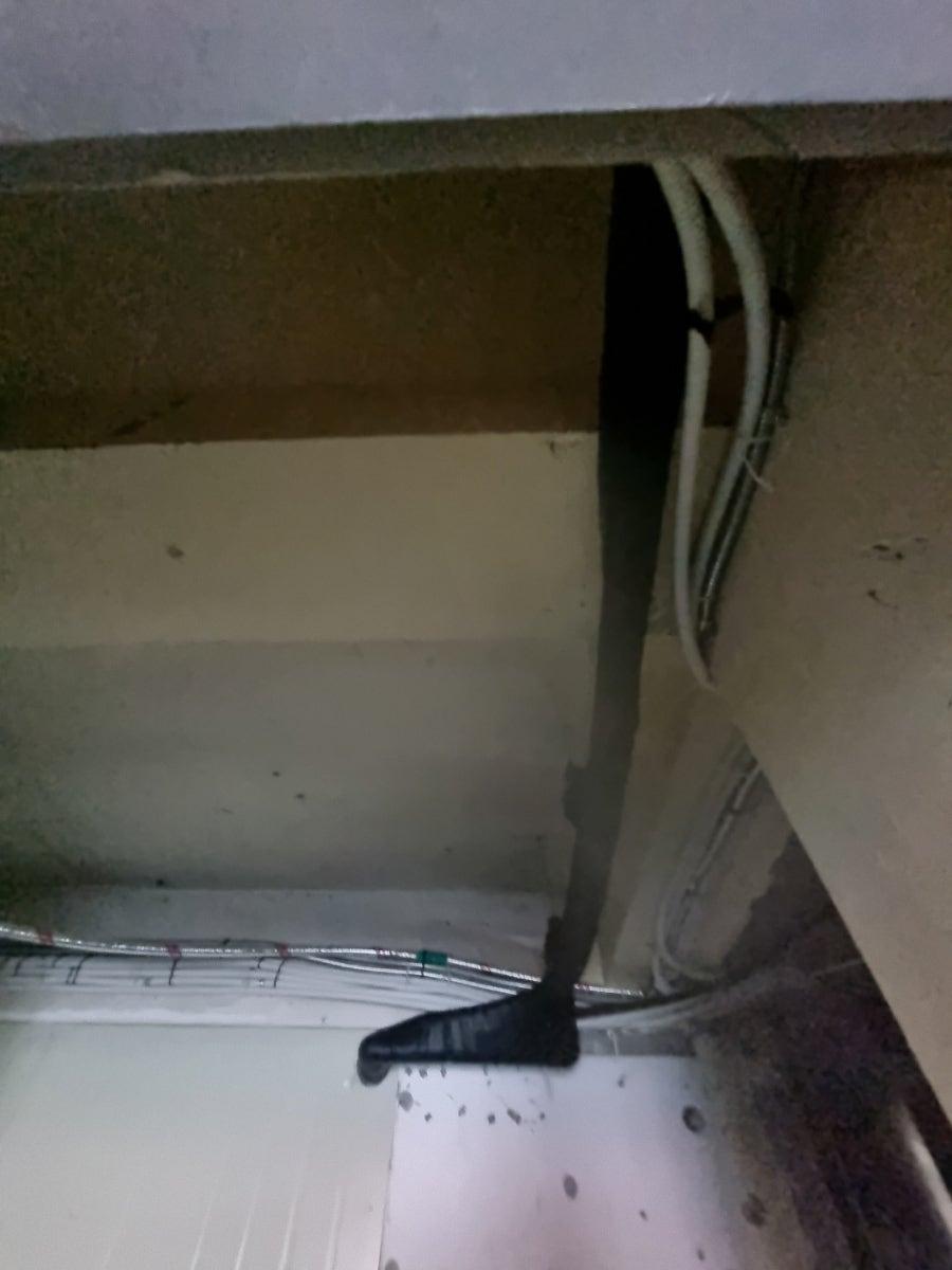 검은 고무줄로 정리된 백색 및 은색 전선