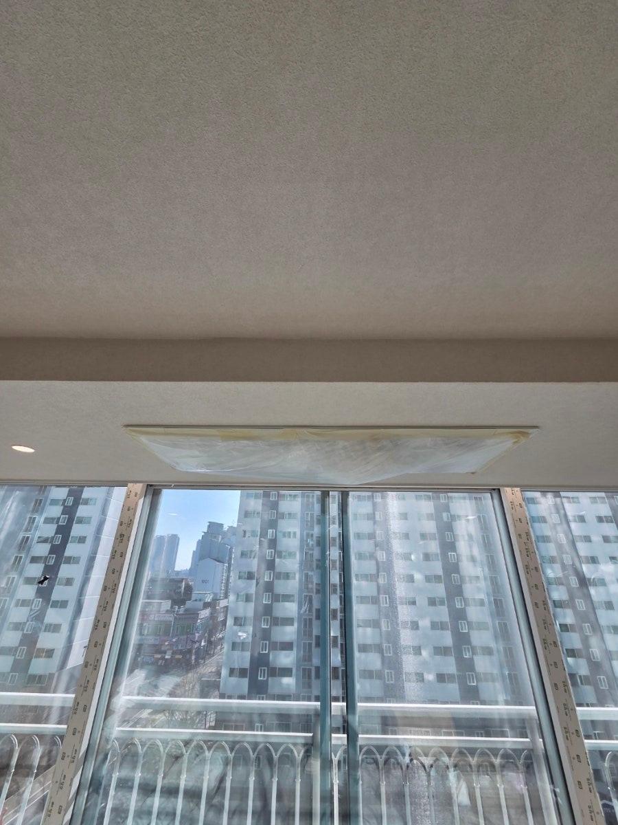 먼지 방지를 위해 창가에 설치된 보호막