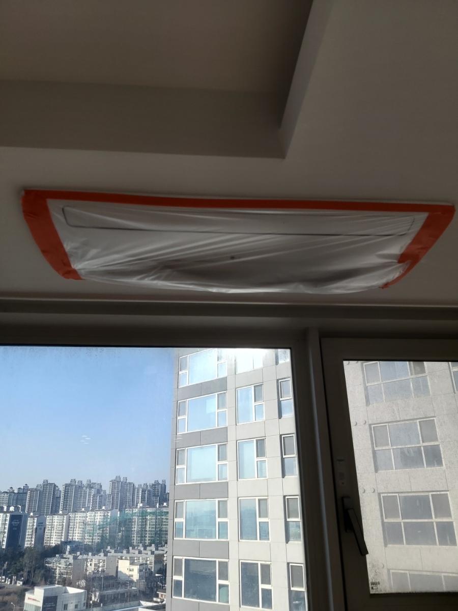 흰색 보호재와 빨간 테두리로 감싸진 작업 구간