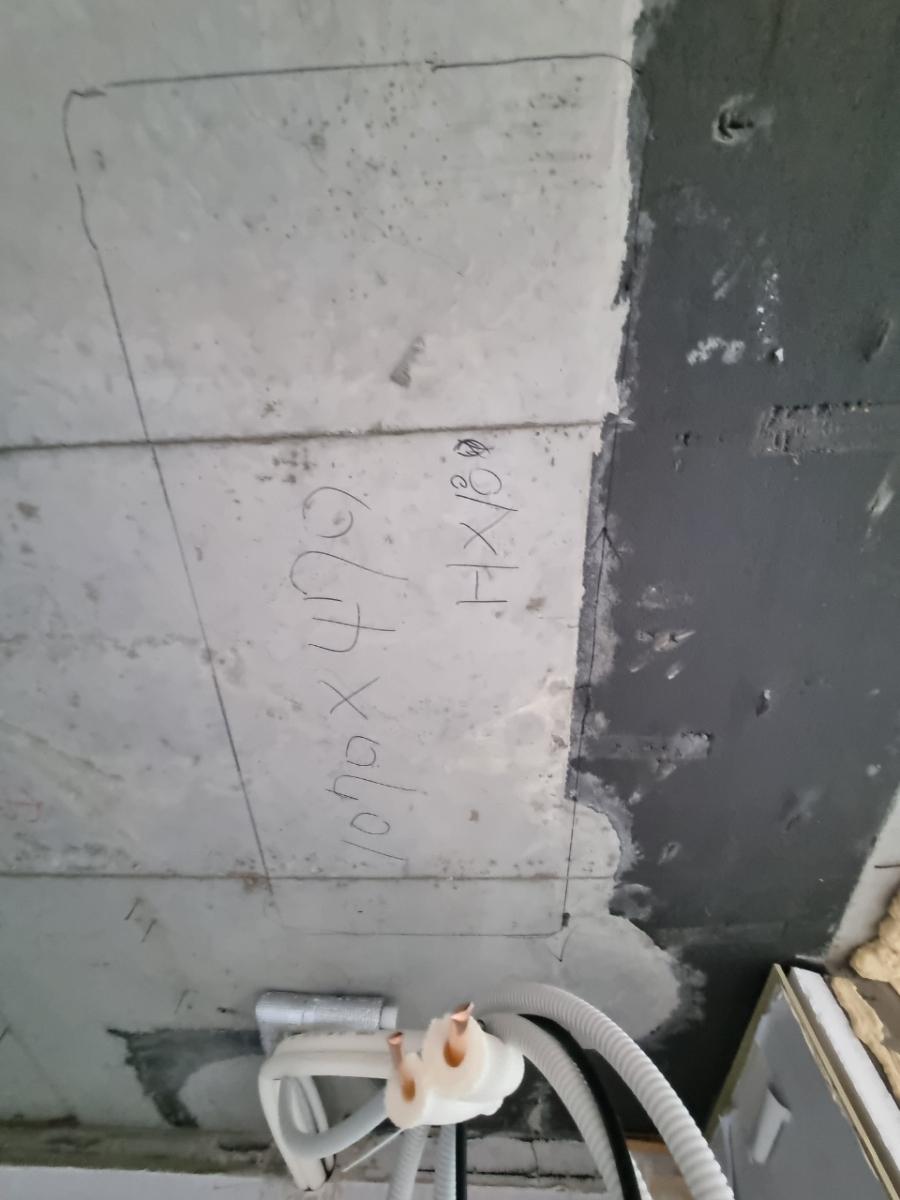 벽면에 기입된 타공 수치와 전선 구조