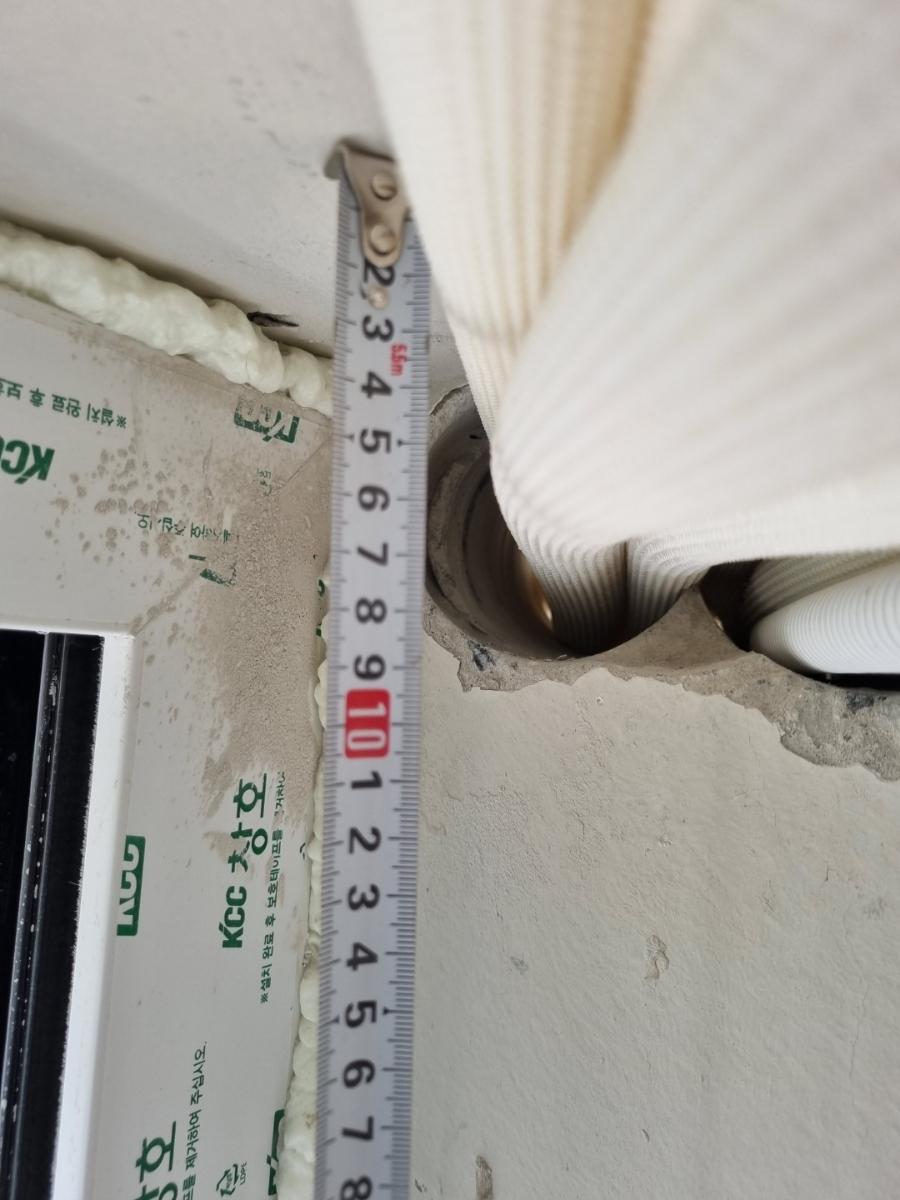 벽면 구멍에 삽입된 흰색 고무 재질 보온재
