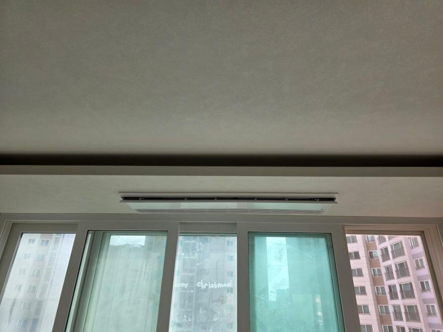 간접 조명과 에어컨이 어우러진 완성된 거실