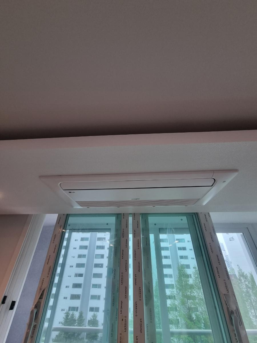 창문 근처에 에어컨이 설치되고 있는 모습