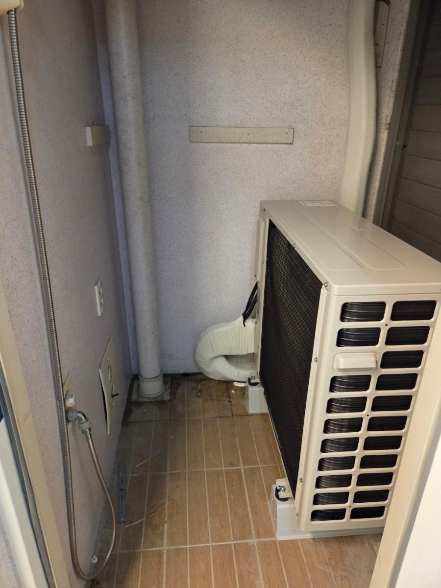 흰색 배관 정리가 완료된 에어컨 설치 공간