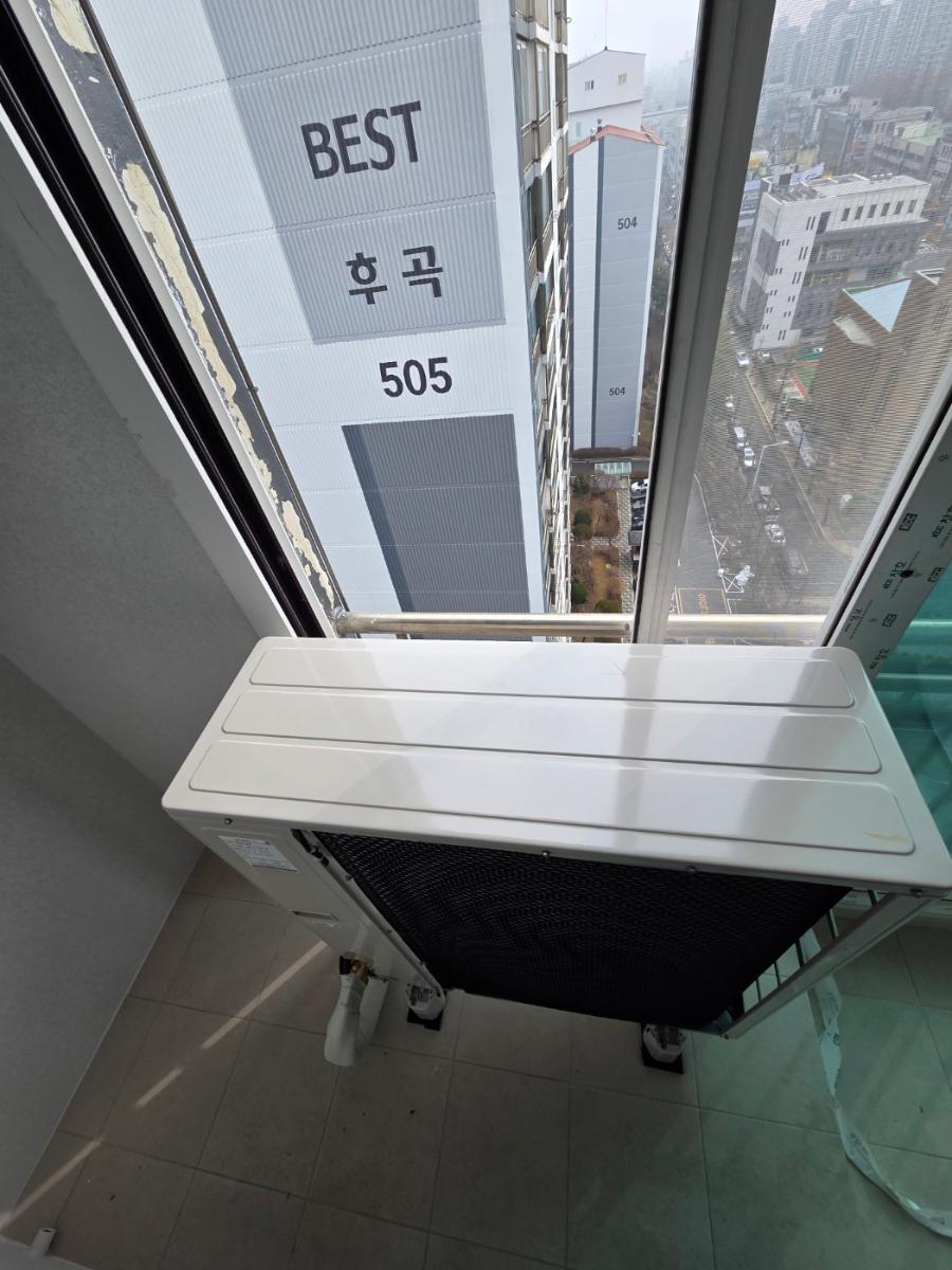 창문 근처에 깔끔하게 자리 잡은 에어컨