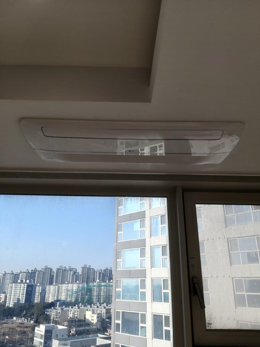 외부 풍경과 함께 보이는 실내기 설치 과정