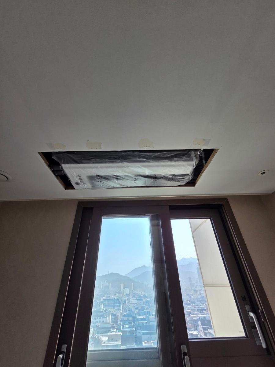창밖 풍경과 함께 진행되는 천장 구조물 재설계