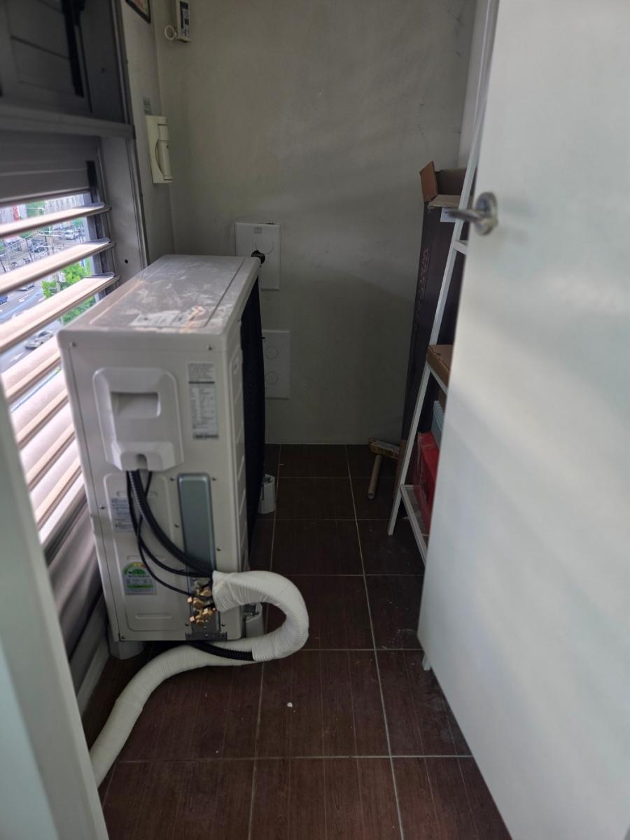 공사 흔적 없이 쾌적하게 완성된 거실 전경