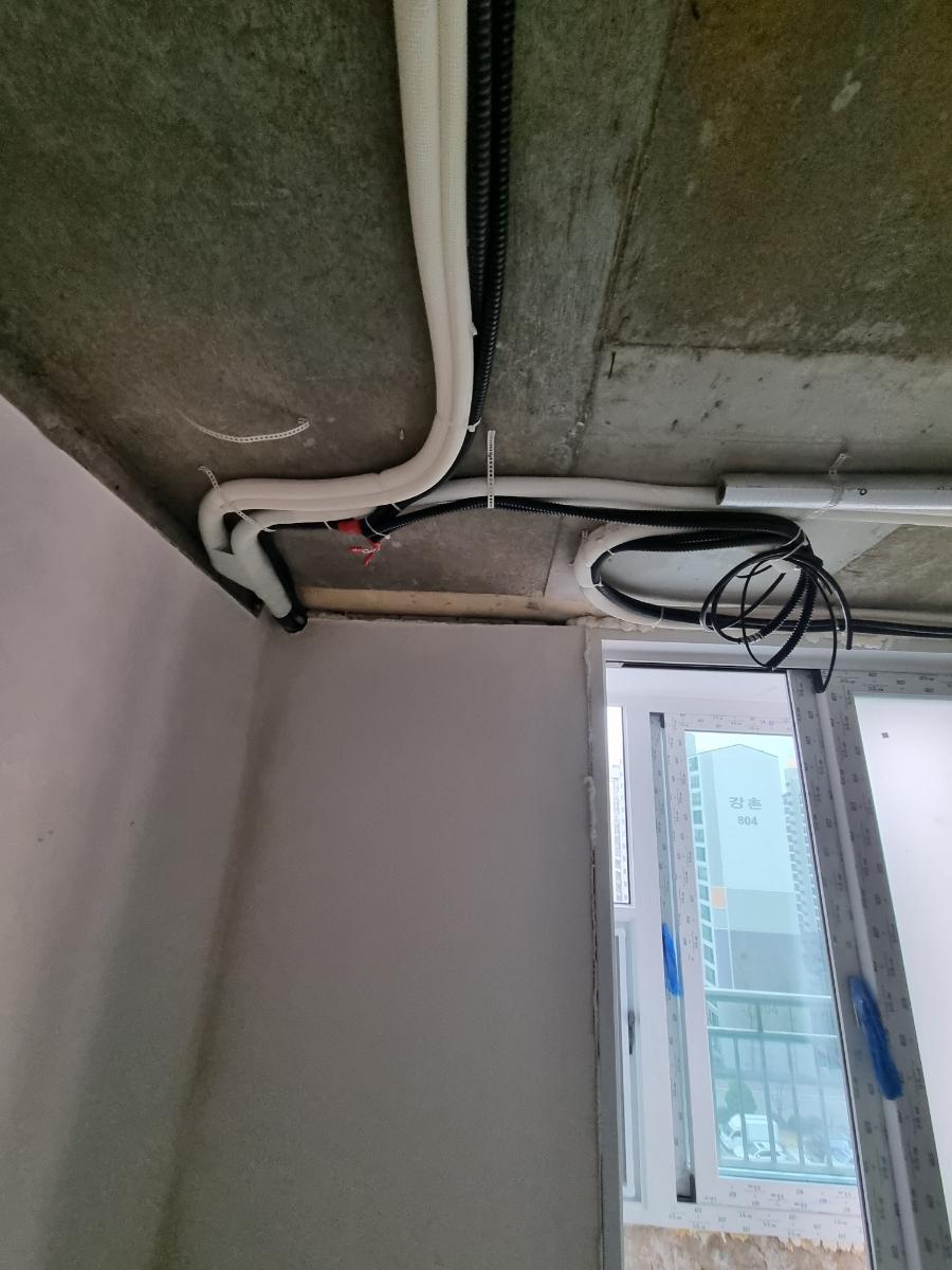 천장에 매달린 흰색과 검정색 전선관